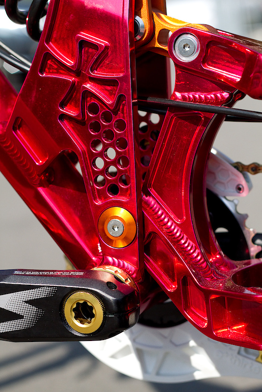 Its all in the details. The parallel spars are CNC machined with the Da Bomb logo and material is removed to reduce weight. This particular Tsar Bomba is still in the pre-production stage, expect more metal to be taken out on the production version. A full sized 83 mm bottom bracket shell and ISCG-05 tabs can be found between the Shimano Saint cranks. I'm sure some of you out there who ride a more boutique name than Da Bomb will be hesitant to accept the Tsar Bomba, but the bike is impressive in person.