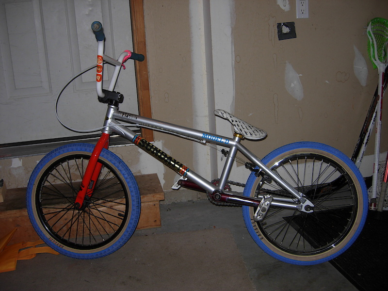 almost completed bike, all it need now is white cranks and a chrome front rim and it is finished. 24.6 pounds