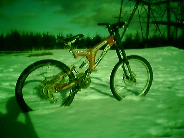 The Mosso 666 stuck in the snow.  With the huge DNM Volcano USD fork, haha!