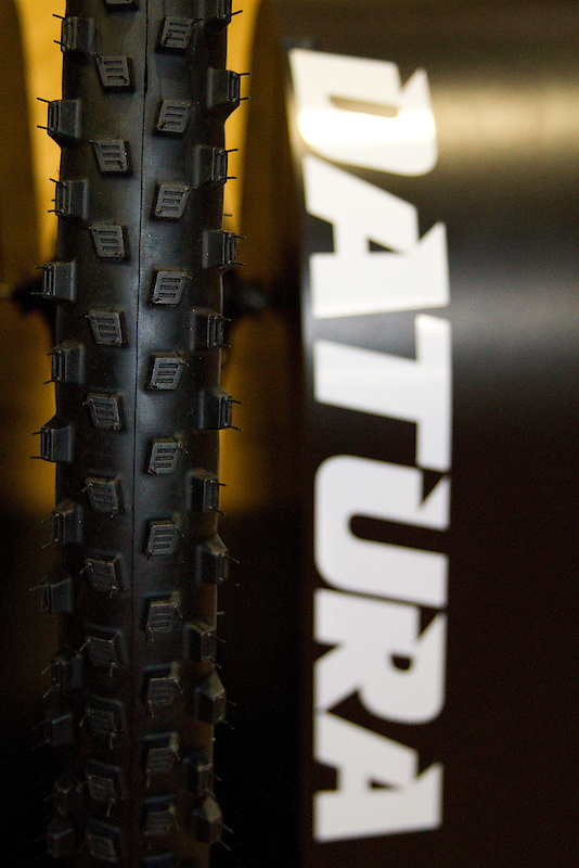 The Datura is Geax's wet or loose condition tire that has been designed specifically for the task. This is no half assed mud tire, it has been designed from the ground up to excel when a standard tire becomes close to useless. To that end, the Datura sports tall square knobs that should penetrate deeper into the slop than standard lugs, and each one features sipes at their crown that not only provide more edges to bite with, but also allow the lug to flex more to conform to the terrain. The 2.2