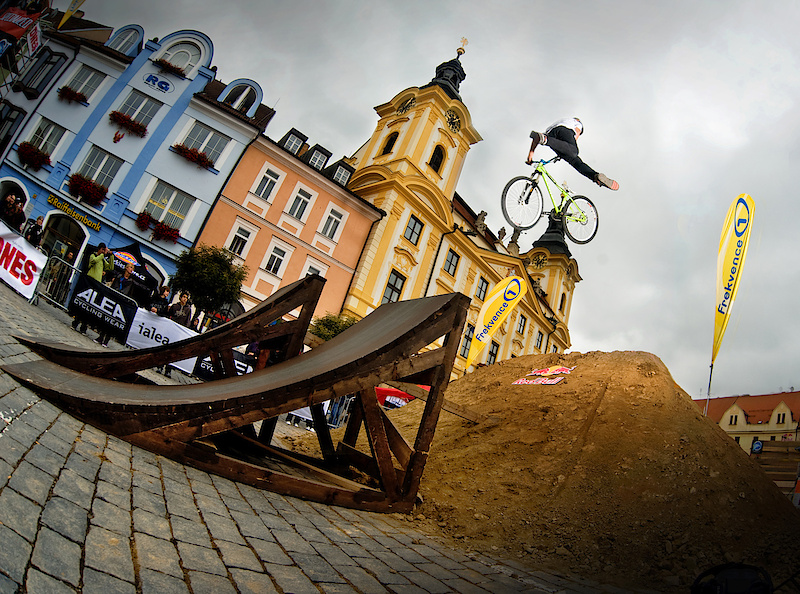 Pisek Slopestyle - last FMBA 2010 contest in Europe. Pisek Slopestyle - last FMBA 2010 contest in Europe. Dominated by Dartmoor riders with Dawid "Szamanek" Godziek at 1st, Szymon "Shamann" Godziek at 3rd and Thomas Zejda at 4th place. 2nd place taken by Jan Toth. Photo by konwent.fotolog.pl