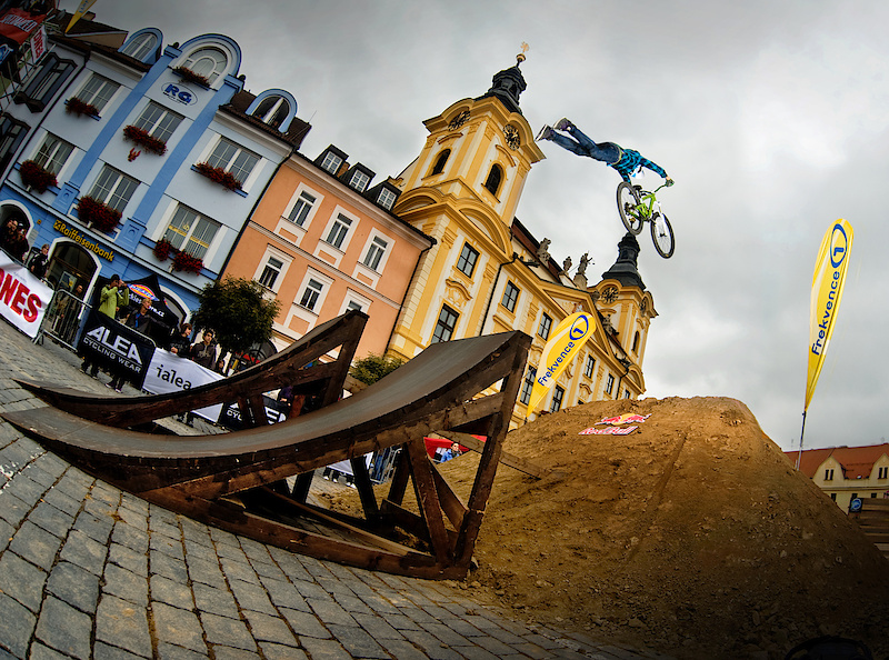 Pisek Slopestyle - last FMBA 2010 contest in Europe. Pisek Slopestyle - last FMBA 2010 contest in Europe. Dominated by Dartmoor riders with Dawid "Szamanek" Godziek at 1st, Szymon "Shamann" Godziek at 3rd and Thomas Zejda at 4th place. 2nd place taken by Jan Toth. Photo by konwent.fotolog.pl