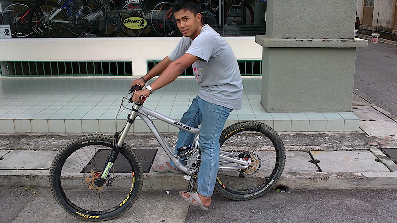 My bike mechanic Faizal who build the first DHR 2011 in Malaysia........Dreamwerkz Cycles