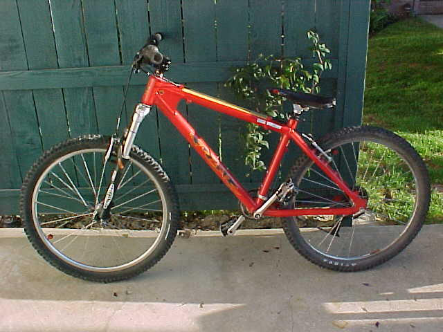 the wickedest hartail out there. the frame is a joint effort of FULL BOARbike store, ON TOP BIKE SHOP, and RED SHREDS.
