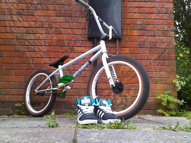 Old picture... Had Fly luna bars on, 26"..also had a Elementary V2 stem on, Primo Pedals and a KMC cool chain...Which I snapped :)