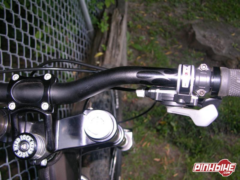 Raceface Diablous headset and bar. check out the dual thumb shifting action..... gotta have the headlock