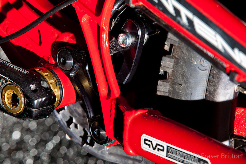 The M9 FRO uses a championship winning VPP suspension design and through the use of a flippable chip in the bike's lower linkage you can easily change the travel from 8.5