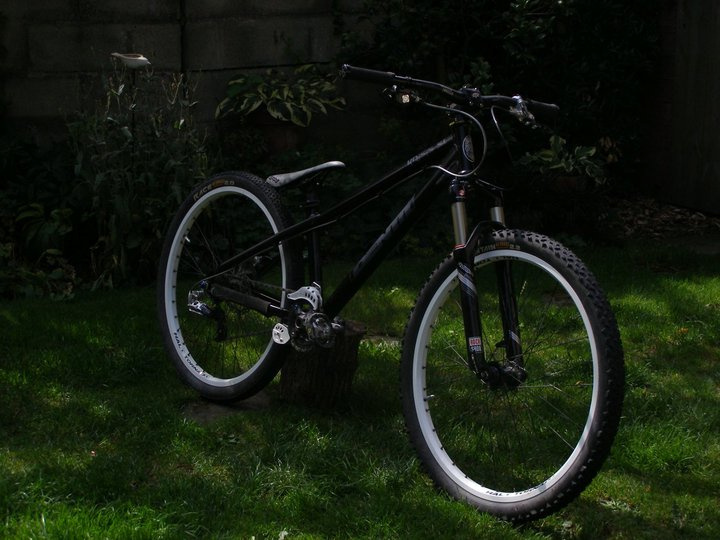 old piture of my new bike,
got red tweet tweet bars and a blackmarket stem now and hopefully gunna get new wheels soon