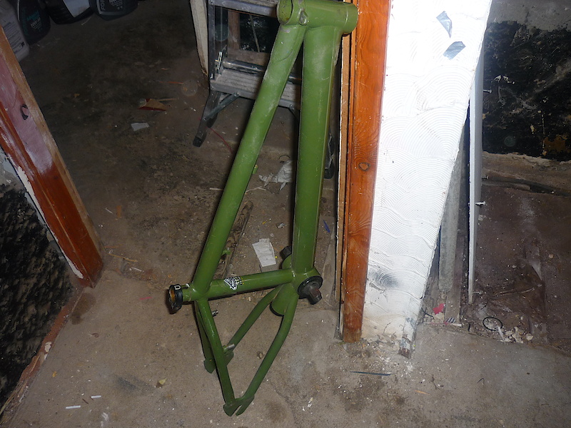 DK bmx frame in green with bb inserted