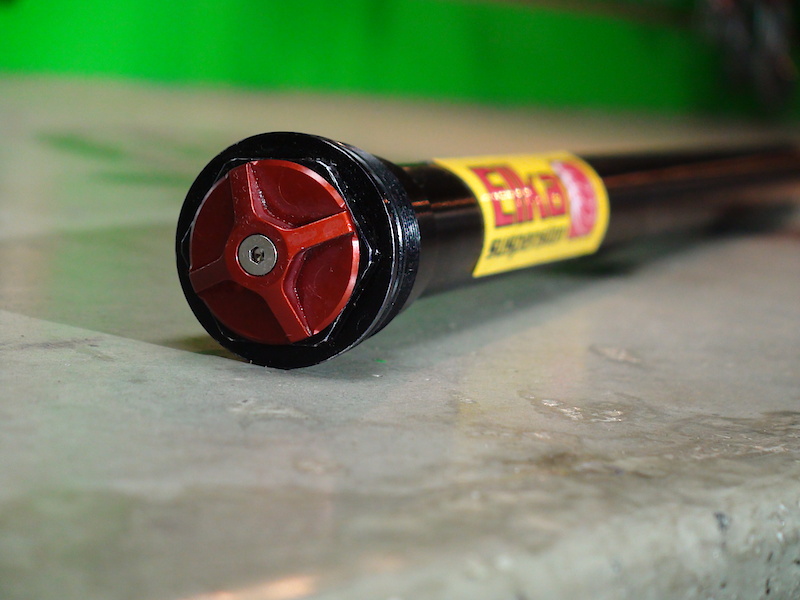 Low speed compression adjustments are made with the aluminum dial atop the fork leg<br><br><br> <span style='font-size:19px'>Elka Stage 4 cartridge details:</span> <br><br> - Nitrogen-charged, sealed and pressurized fork cartridge (40 psi pressure)<br>- Moto-style piston and shim stack design, serviceable and tuneable internally (by a qualified suspension technician)<br> - External low-speed compression (21 clicks)<br> - External rebound adjustment (23 clicks)<br> - 3 base valvings available: Hard (for World Cup level racers only), Medium (racing and performance), Soft (recreational)<br> - All parts are CNC machined and hard-anodized<br> - Product developed and made in collaboration with Fast Suspension (France), produced under license by Elka Suspension<br> - $495 MSRP<br> - Cartridge weight = 446 Grams (weight gain and loss was +/- 10 grams depending on spring weight in stock BoXXer Team.)