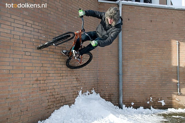 Built this wallride of snow! Who says riding in snow isn't fun? You can build your own sick spots in a very short time :)  This day was so much fun, be sure to check out the full edit of this day: www.pinkbike.com/video/173630