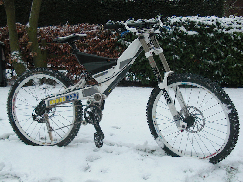 New forks, stem, jockey wheels and brake levers in the snow!