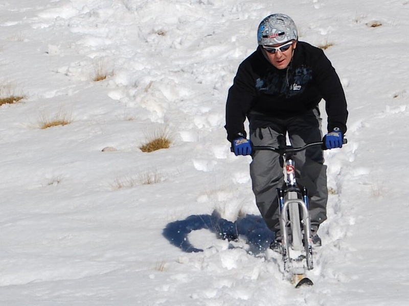 Descenso en snow bike