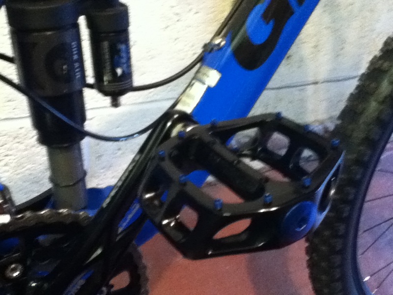 My New 2010 DMR mag V12 pedals with their anodised blue pimp my pedals kit. colour match with my Blue 2010 Giant reign 1

Fox DHx 4.0 Air rear shock