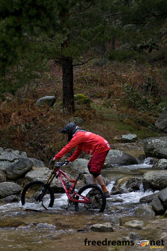 The snow melts, crossing rivers is not an easy task