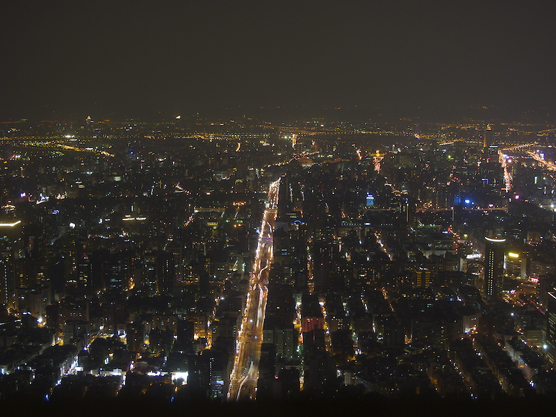 As much as I don't like to play the part of the tourist, it was pretty much mandatory that we get ourselves up to the top for a good look around. Unfortunately, the highest outside observation deck was closed during out visit and not even my PB credentials could get me past the mean looking, square shaped security fellow. This certainly isn't a terrible view from this height, though, don't you think?