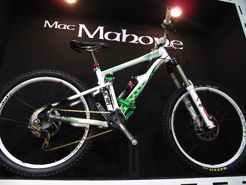 Mac Mahone had a number of great looking bikes on display but their Pluriel is the model that caught my eye. The 150mm travel bike looks to be quite beefy, although it is sold as a all-mountain/light freeride rig, and sports an interesting rear suspension layout. The swingarm rotates around a single pivot point at what looks to be about level with the height of a 32 tooth chain ring, while a compact linkage at the top is used solely to keep everything stiff and in line. A pull style linkage actives the rear shock via two links, one on the underside of the down tube.