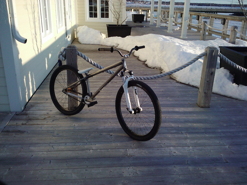 09 Kona Shonky Inc. RS Argyle, Ns coaster, Odyssey elementary V3 stem, Eclat pedals, seat, grip and sproket, Ns District bar.. Got it for realy cheap as my temporary street bike.