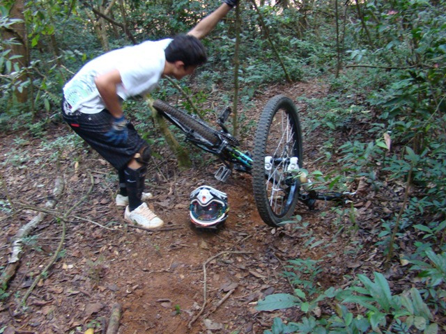 The video of the crash, and the running of the DH is in youtube: look out http://www.youtube.com/watch?v=dlAA8uWEetE