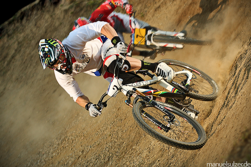 Graves up front chased by a RSP rider during the finals in Val di Sole - www.manuelsulzer.de