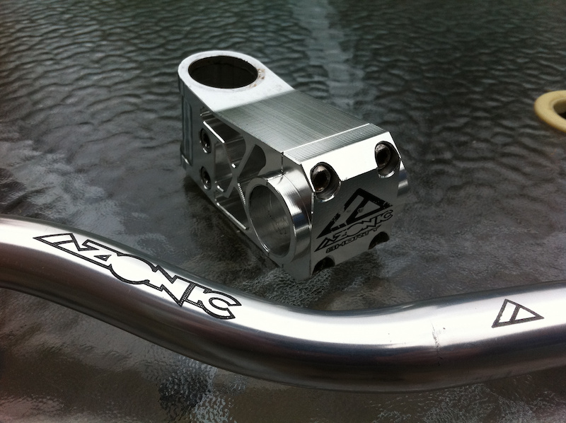 Azonic Shorty Deluxe DH Stem: 60mm x 25.4mm x 1 1/8