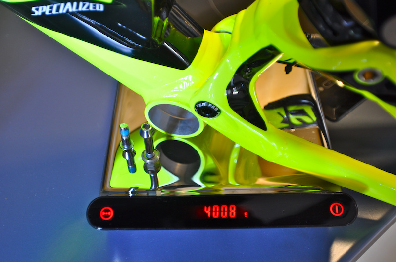 Demo 8 2011 Weight without shock and collar. There is only the adaptator for the headset (1.5-&gt;1.1:8).