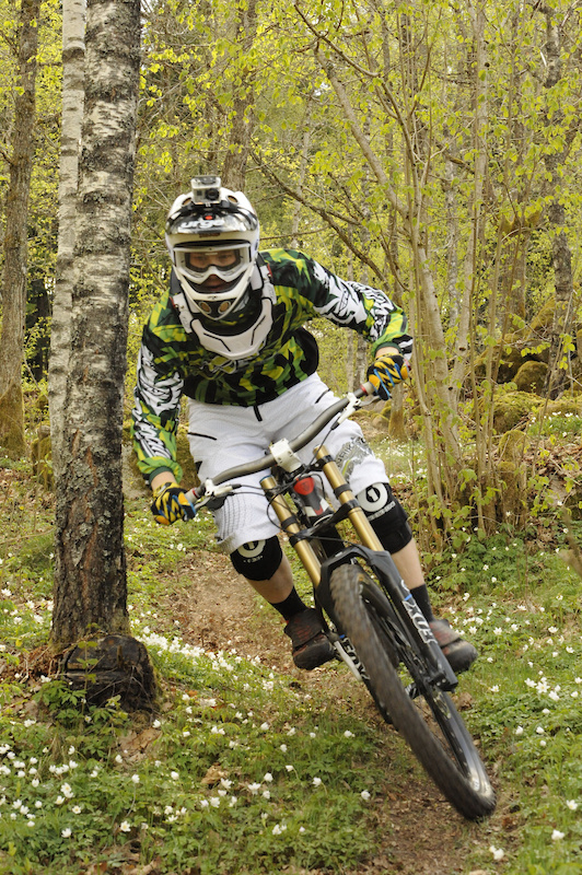 Downilltraining at home in the woods that are getting greener every day.

Photo: Magnus Schmidt