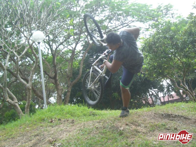 gay footplant,sorry guys its the best i can do,my bike is really heavy!!