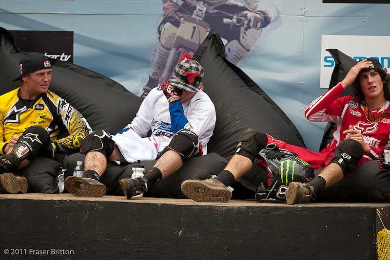 The hot seat reacts to Greg Minnaar crashing during finals.