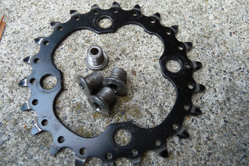 22t Shimano chainring and bolts