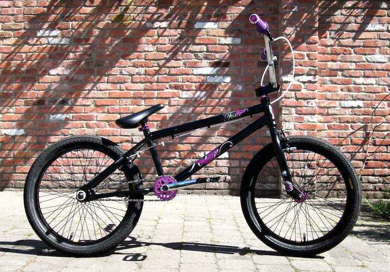 My Haro F4 with some new parts: purple spoke nipples, grips and soft brake pads! Black-Purple-Chrome. Maybe i'm going to sell it, somebody interested?