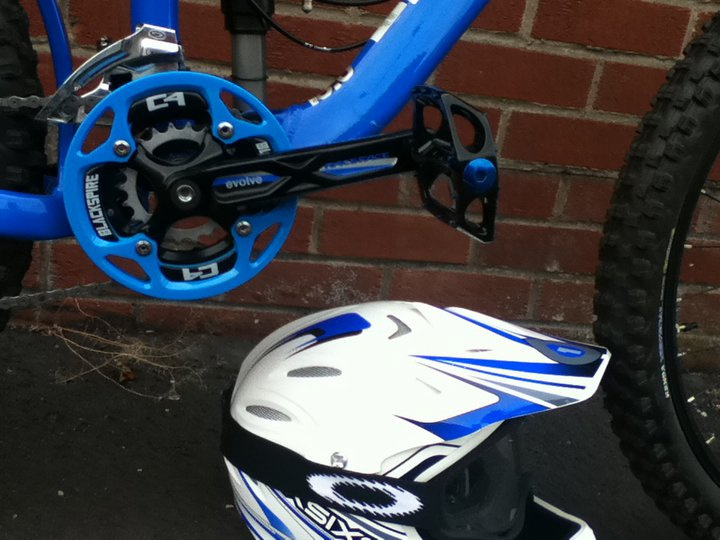 Giant reign 1 2010 blue with new blackspire c4 ring god 40 teeth 2011 bashgaurd bash ring and black v10 pedals with pimp my pedals kit in blue. next to my 661 strikers fullface helmet with oakley goggles. 2010 raceface evolve cranks in blue. Pimp blue freeride bike.
