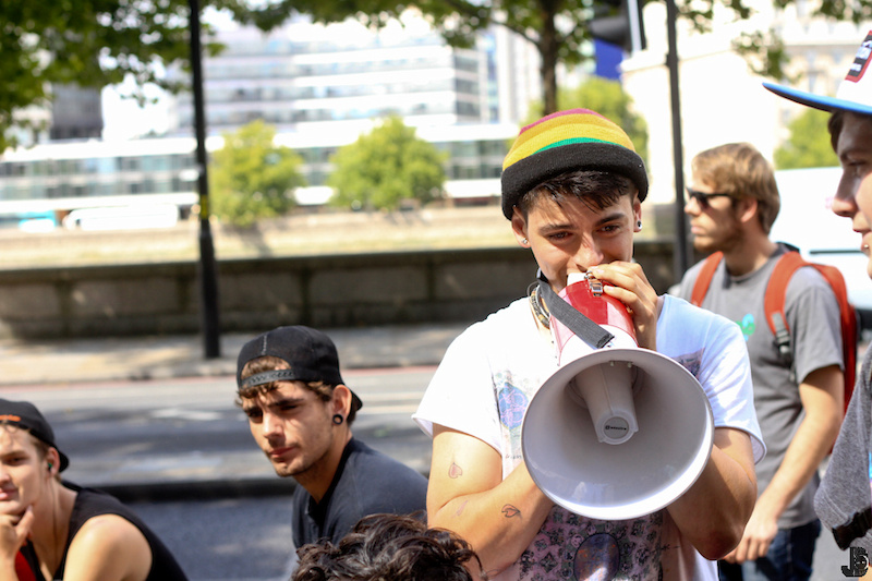 Loudspeaker heckling