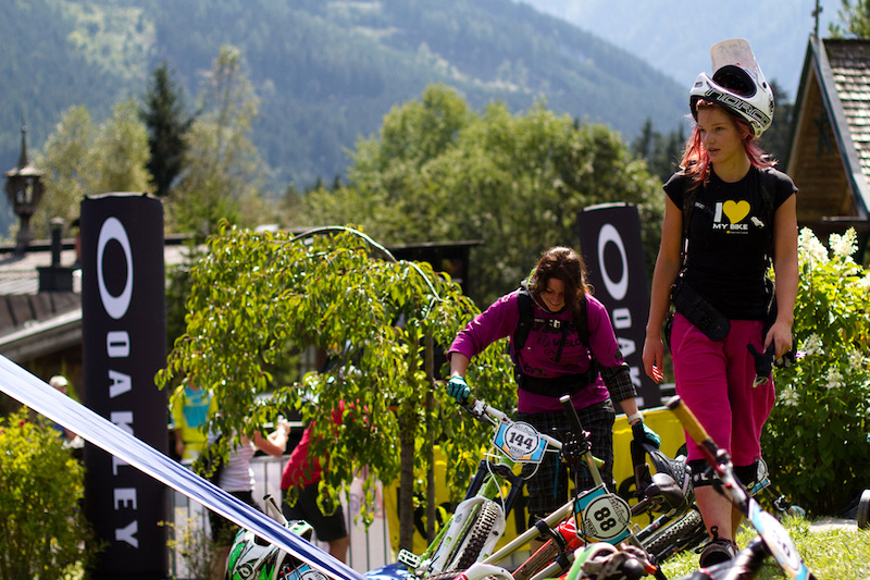 Ana Raecke amp Angie Hohenwarter going for a cooling drink
