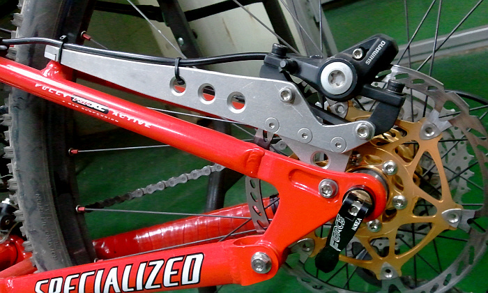 my lovery bike
(2000 S-WORKS FSR XC - brand new frame)

Rear disc brake adaptor.......hand made

^^*)