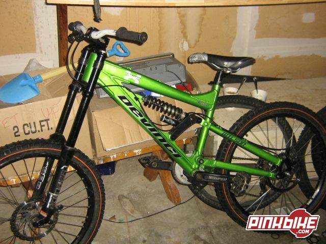 my 05 devinci 8f8 looking pretty after it repainted by devinci to match the 06 wilson. 

