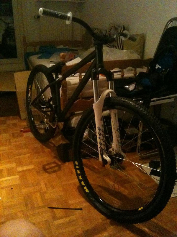 ns bikes majesty dirt 2011,
waiting on a argyle rct or fox float 36 lowered into 100 !