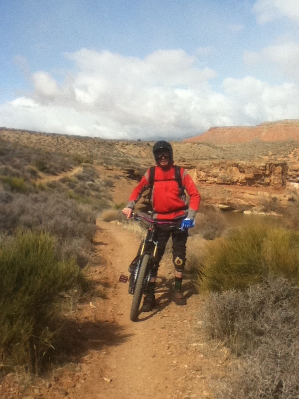 First ride of 2012 and of my US road trip.
Sweet single track trail near the town of Virgin (Red Bull Rampage location). Ice cold, strong winds, luckily I brought my goggles and extra cloth.
