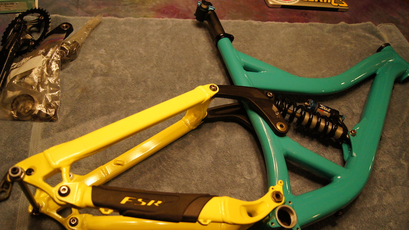 09' specialized big hit (custom powder coating), comes with headset, seat collar, giant pivitol post, DHX 5.0, BB and cranks