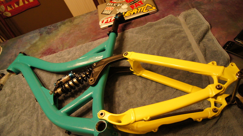09' specialized big hit (custom powder coating), comes with headset, seat collar, giant pivitol post, DHX 5.0, BB and cranks