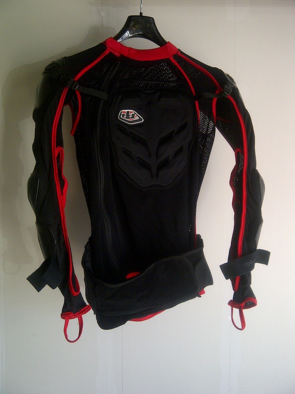 Size : XL
asking 175$CAD (regular MSRP of 250$USD+tax&amp;shipping)

Used only ONE weekend, like new !
VERY GOOD body Armor! Very nice design and only good reviews!

Rincon Protector Upper body protectionThats Leatt neck brace compatible.Features: * Stretch mesh fabric is form fitting and gives maximum ventilation * Injection molded spine protection is LEATT BRACE compatible * Built-in injection molded shoulder, elbow and forearm guards * Hard plastic breast plate underThe Bio-Foam for chest protection * Adjustable velcro strap around forearm * MultipleTension straps for secure fit * Adjustable built in kidney belt