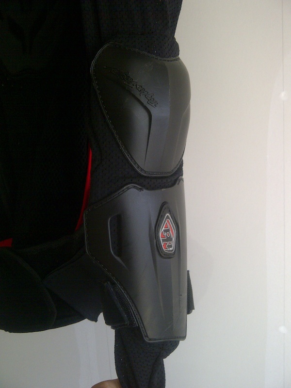 Size : XL
asking 175$CAD (regular MSRP of 250$USD+tax&amp;shipping)

Used only ONE weekend, like new !
VERY GOOD body Armor! Very nice design and only good reviews!
Rincon Protector Upper body protectionThats Leatt neck brace compatible.Features: * Stretch mesh fabric is form fitting and gives maximum ventilation * Injection molded spine protection is LEATT BRACE compatible * Built-in injection molded shoulder, elbow and forearm guards * Hard plastic breast plate underThe Bio-Foam for chest protection * Adjustable velcro strap around forearm * MultipleTension straps for secure fit * Adjustable built in kidney belt