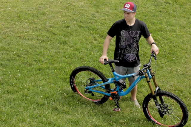 Remi will be aboard the Commencal V3 for the 2012 season.