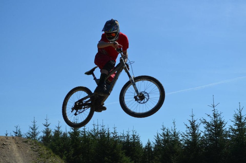 hitting the jumps on the 4x , cheers to jack for all the days pics =)