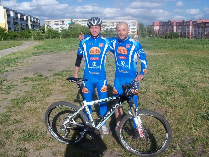 Od lewej: Wiktor Stankiewicz (nasz medalista), Piotr Krzemiński- rowersowy holownik maratonowy ;p      Prezentujemy nowe stroje oraz sponsorow grupy na rok 2012.
