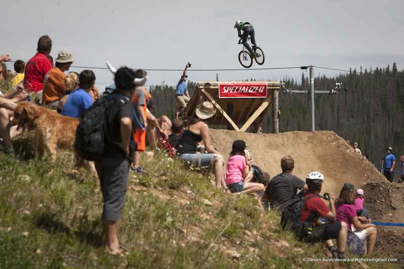 As the slopestyle contest began under beautiful Colorado skies the crowds lined the hill side looking onto the course.