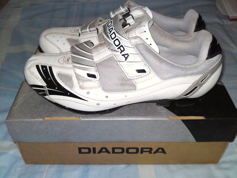 Diadora clipless shoes with cleats...size 45 For Sale