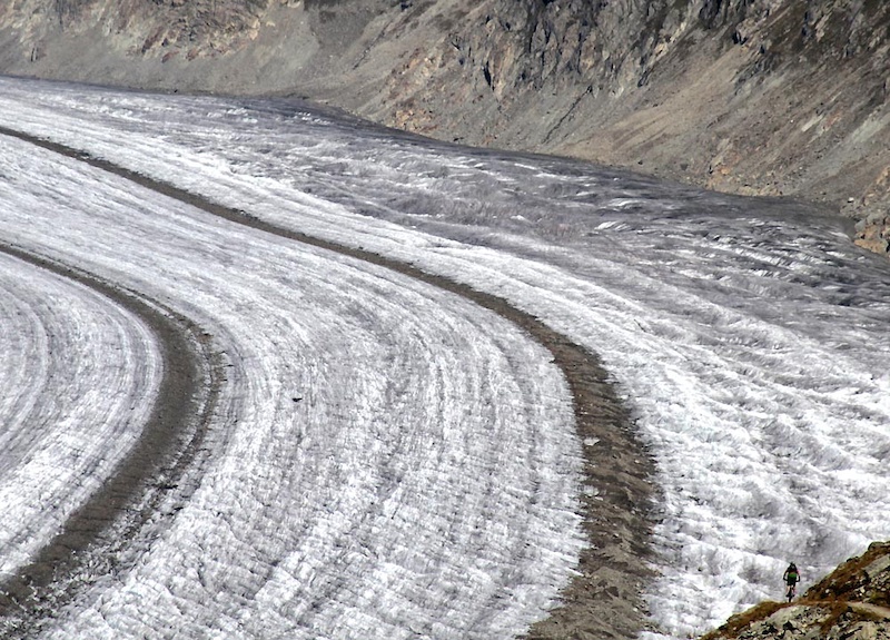 This is the Roti Chumme trail that traverses the Aletsch Glacier