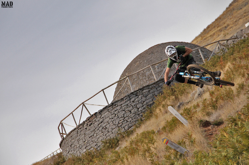 The MADproductions rider having fun in his All-Mountain bike. Photo: Antonio Abreu