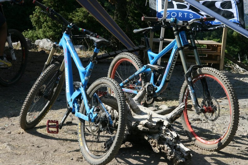 Commencal supreme DH V3 and Commencal Meta AM